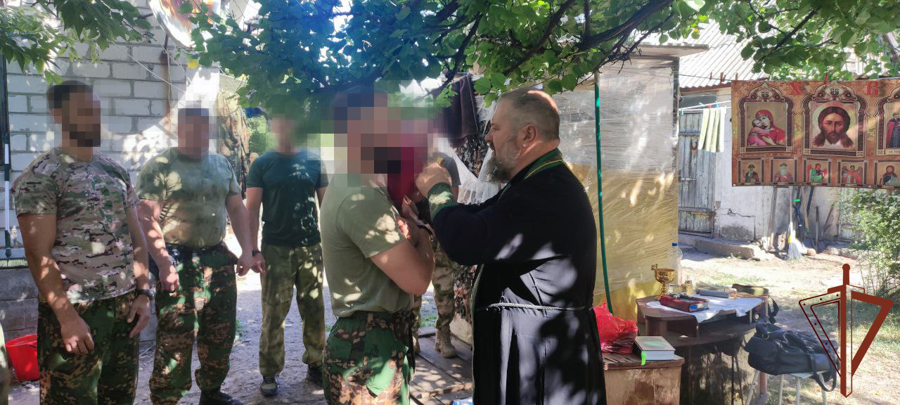Девять военнослужащих Росгвардии, выполняющих служебно-боевые задачи в ЛНР, приняли таинство крещения