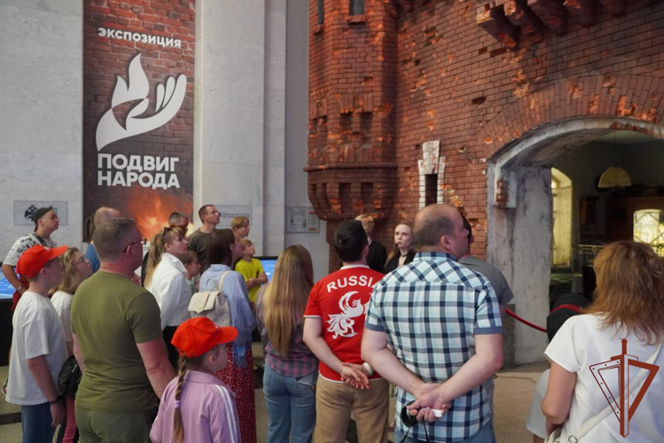 Росгвардейцы-участники СВО с семьями посетили экспозицию "Подвиг народа" в Музее Победы