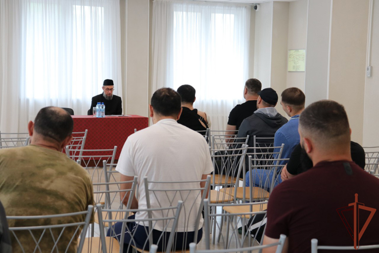 Представитель Центрального духовного управления мусульман России встретился с ранеными росгвардейцами в госпитале ведомства