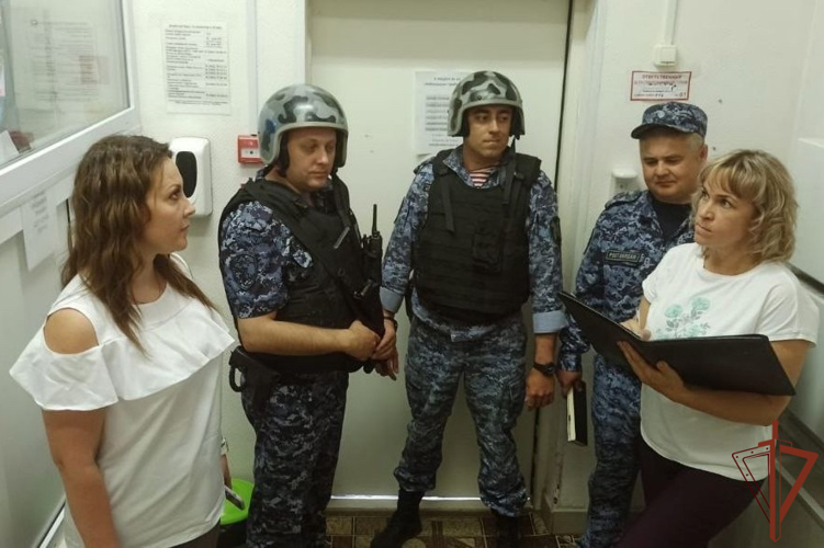 Росгвардия начала проверку безопасности образовательных учреждений на Урале перед началом учебного года