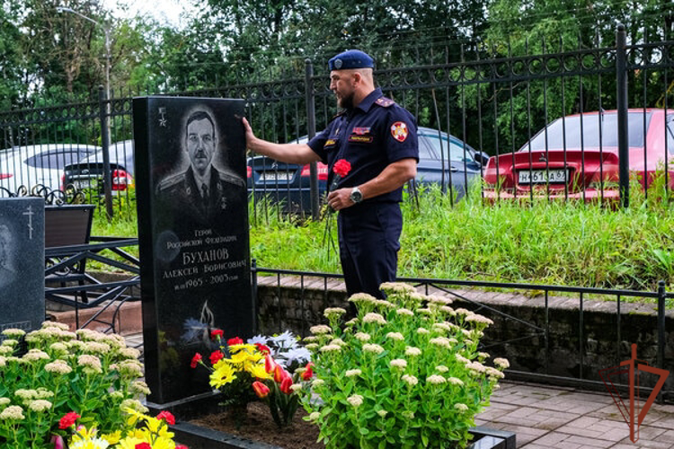 Росгвардейцы почтили память Героя России Алексея Буханова в Смоленске