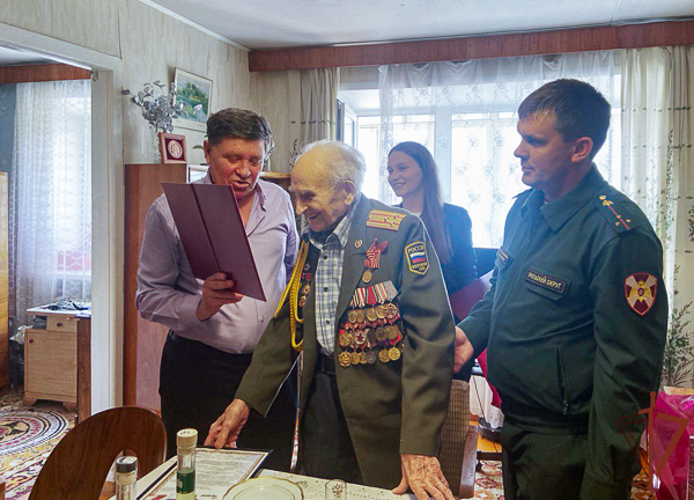 Военнослужащие Уральского округа Росгвардии поздравили с 99-летием фронтовика Николая Пермякова