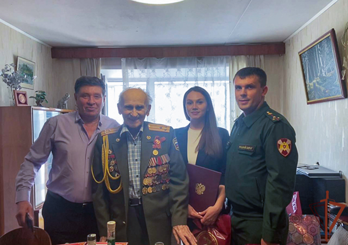 Военнослужащие Уральского округа Росгвардии поздравили с 99-летием фронтовика Николая Пермякова
