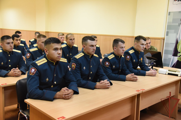 Командующий Сибирским округом Росгвардии провел встречу с выпускниками военных вузов