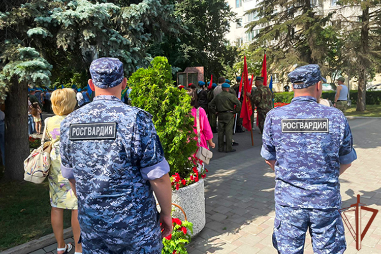 Росгвардия обеспечила безопасность во время празднования Дня воздушно-десантных войск в Сибири