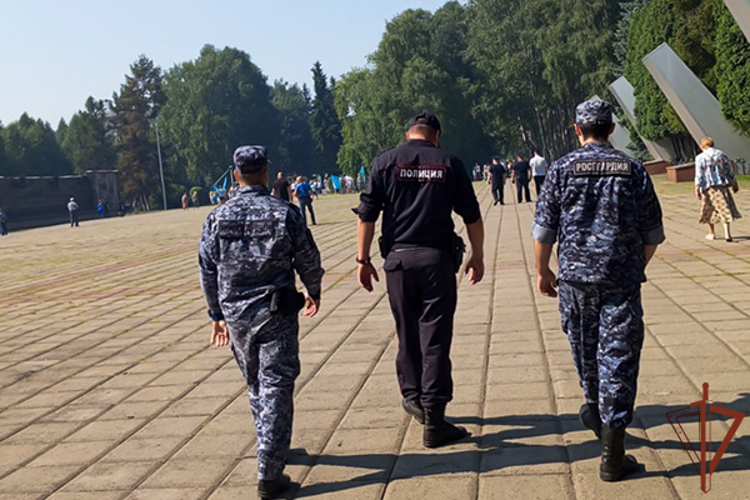 Росгвардия обеспечила безопасность во время празднования Дня воздушно-десантных войск в Сибири