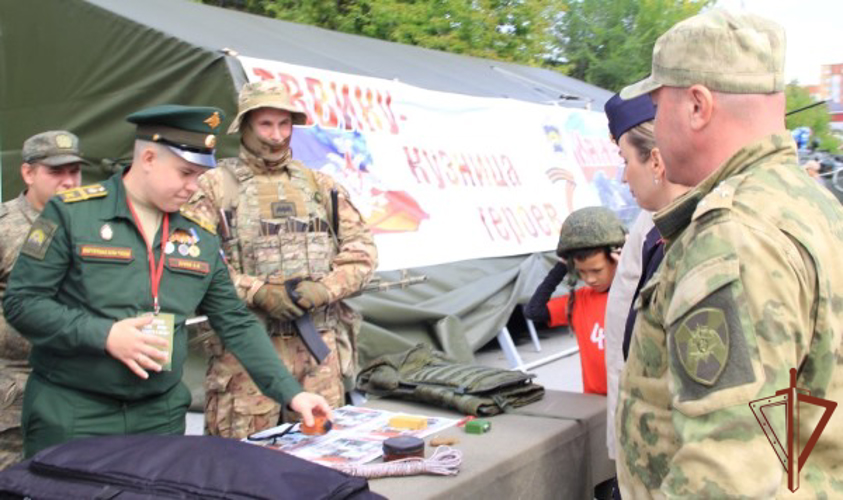 Росгвардейцы посетили выставку трофейной техники в Тюменской области