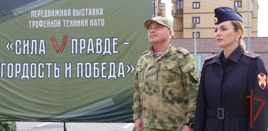 Росгвардейцы посетили выставку трофейной техники в Тюменской области