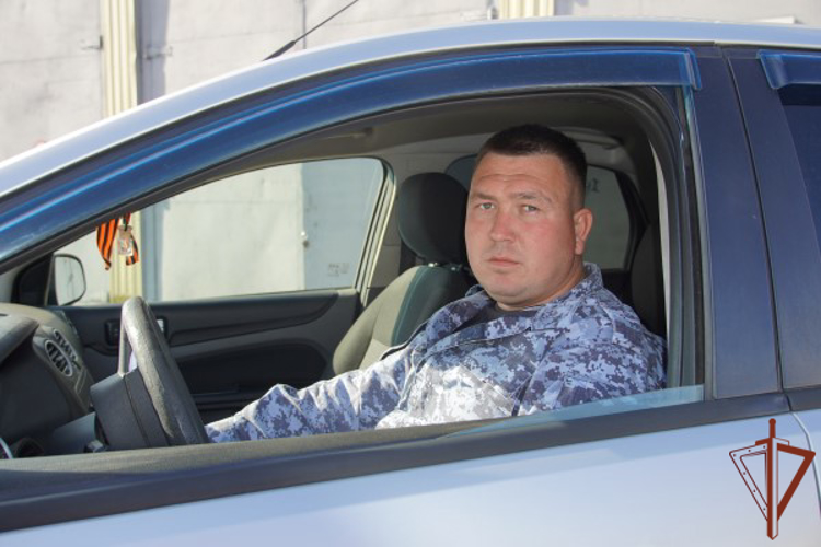 Росгвардеец оказал помощь пострадавшему в ДТП на трассе в Чувашии