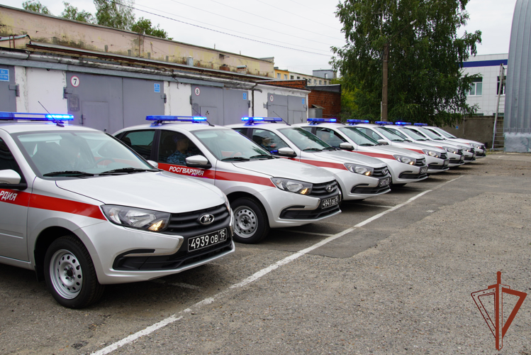 Церемония передачи ключей росгвардейцам от новых автомобилей прошла в Чувашии
