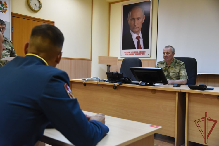 Командующий Сибирским округом Росгвардии провел встречу с  выпускниками военных вузов