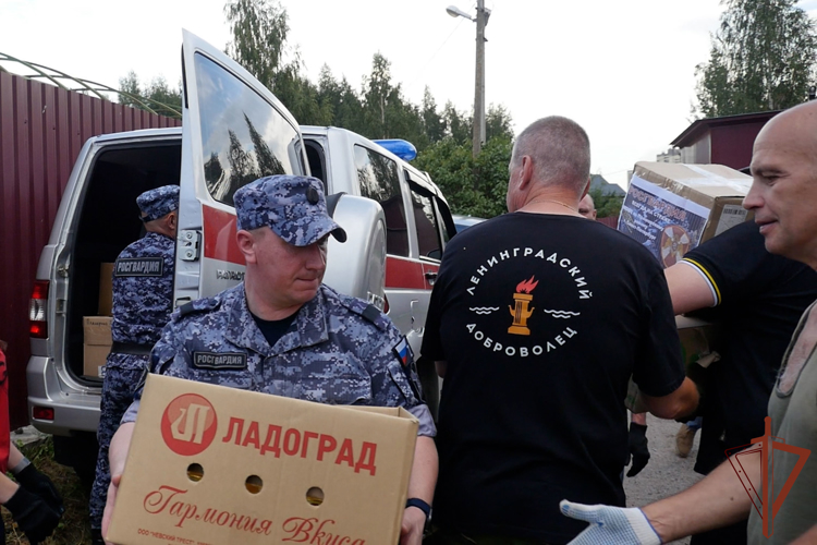 Сотрудники Росгвардии в Санкт-Петербурге направили гуманитарную помощь пострадавшим жителям Курской области