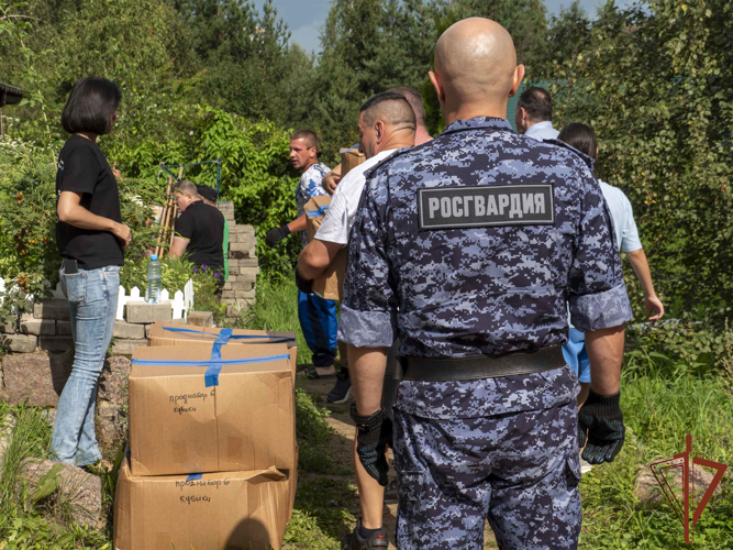 Сотрудники Росгвардии в Санкт-Петербурге направили гуманитарную помощь пострадавшим жителям Курской области