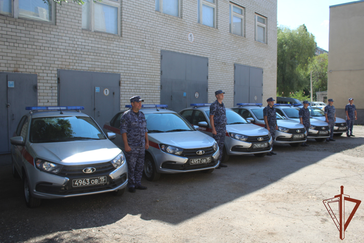 Церемония передачи ключей от новых автомобилей росгвардейцам прошла в Саратове