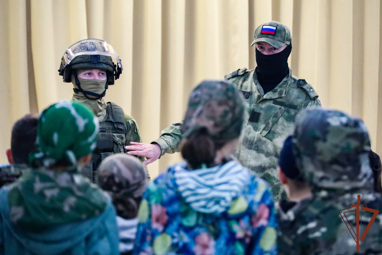 В рамках акции «Каникулы с Росгвардией» сотрудники ведомства посетили детский лагерь в Республике Татарстан