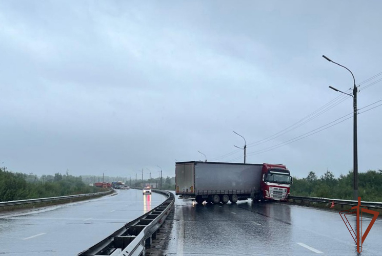Росгвардейцы оказали помощь в ликвидации последствий ДТП в Кирове