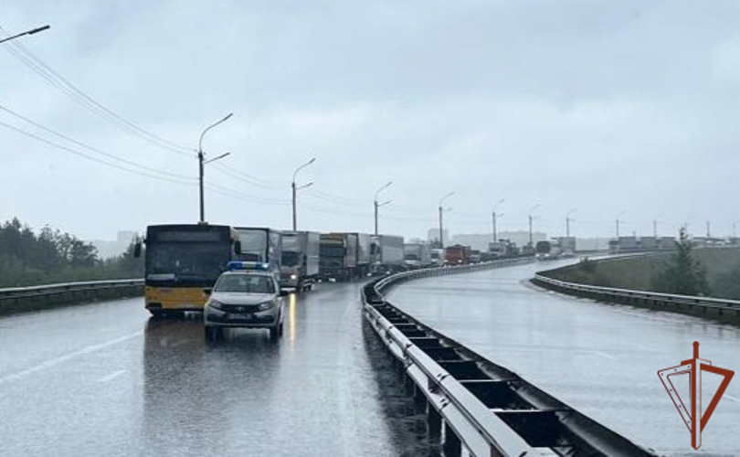 Росгвардейцы оказали помощь в ликвидации последствий ДТП в Кирове
