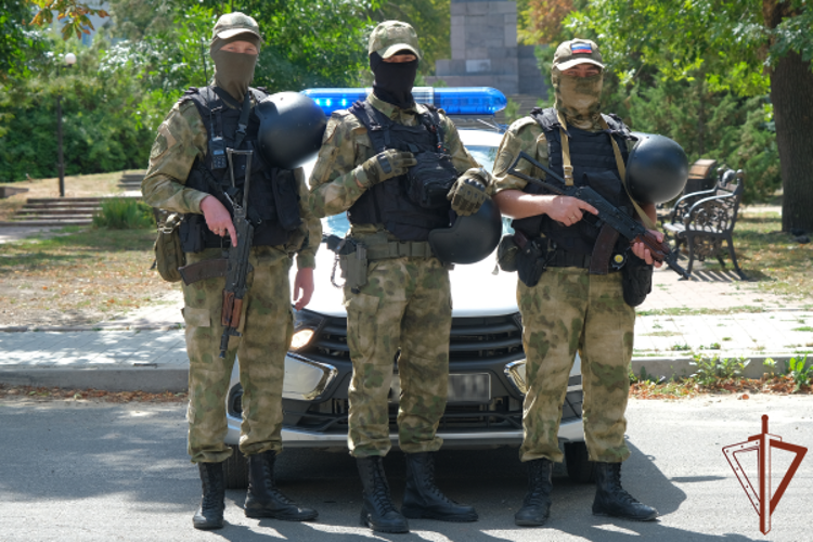Сотрудники Росгвардии в Луганске оказали помощь пострадавшему в ДТП 