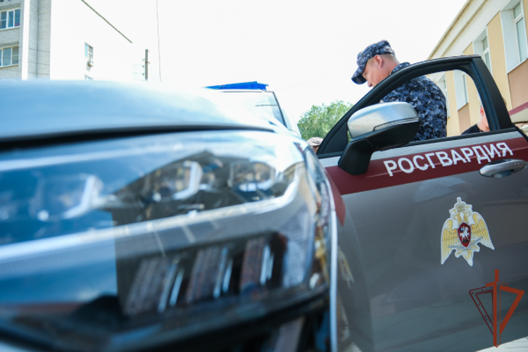 Росгвардейцы в Астрахани оказали первую медицинскую помощь пострадавшему в ДТП ребенку