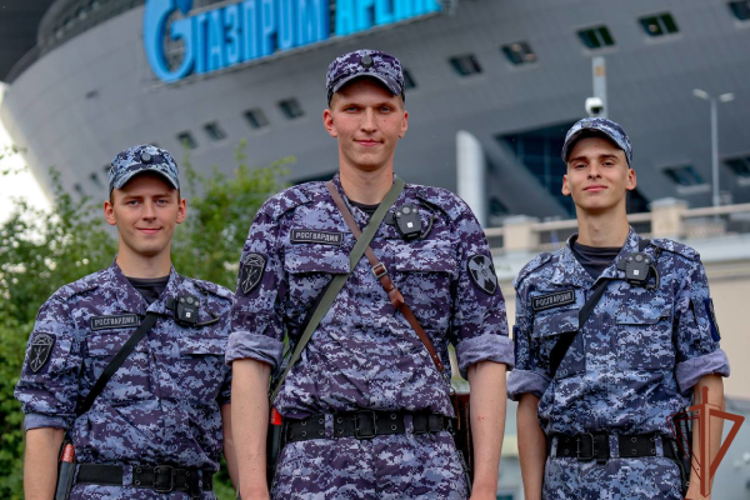 Военнослужащие и сотрудники Северо-Западного округа Росгвардии обеспечили правопорядок во время футбольных матчей РПЛ в Санкт-Петербурге и Калининграде