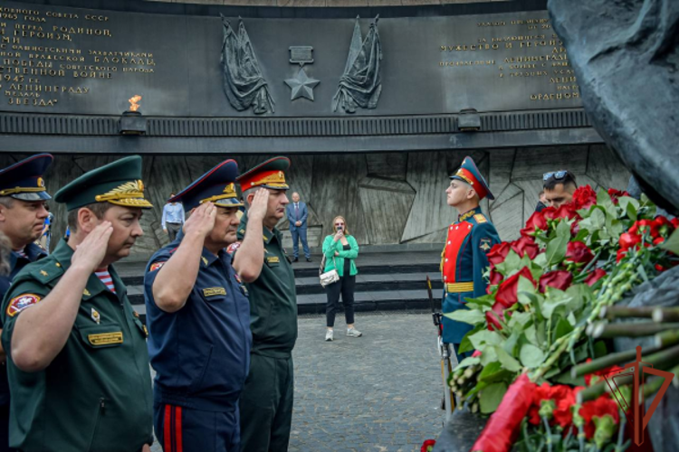 Делегация Северо-Западного округа Росгвардии приняла участие в памятном мероприятии в Санкт-Петербурге