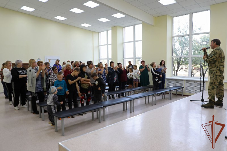 Ко Дню воссоединения новых регионов с Россией росгвардейцы провели праздничные концерты и уроки мужества в ЛНР (видео)