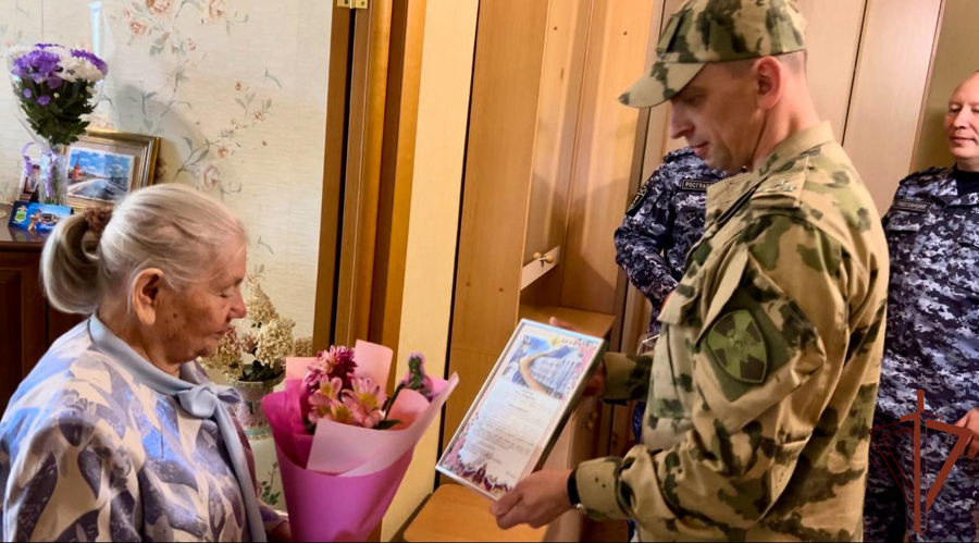 Представители Росгвардии в Еврейской автономной области поздравили ветерана Великой Отечественной войны с Днем рождения