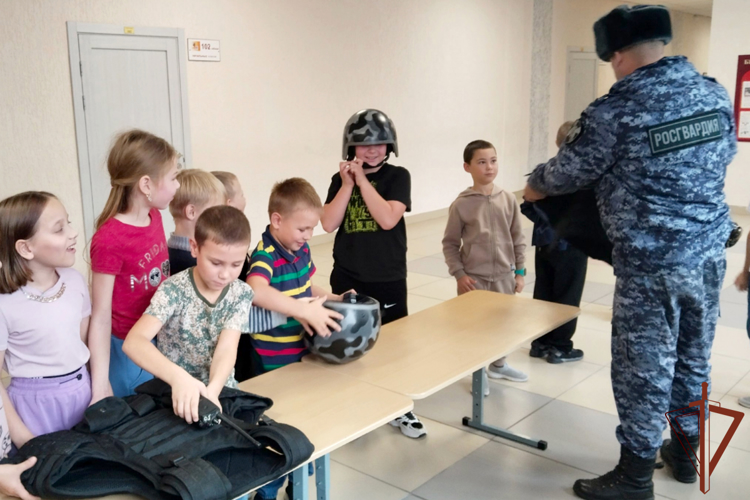 Сотрудники Росгвардии проводят патриотические мероприятия с молодежью