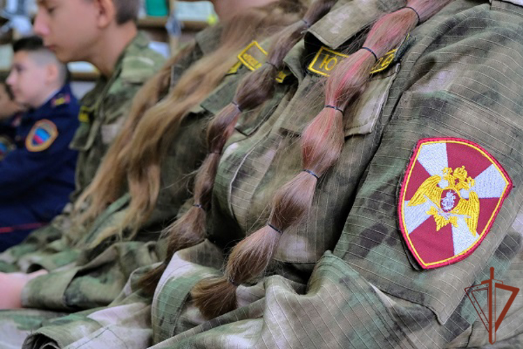 Военнослужащие Росгвардии организовали телемост между кадетами Луганска и Москвы (видео)
