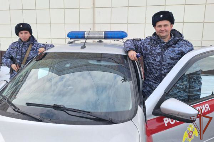 Сотрудники Росгвардии помогли в тушении пожара в курганском садоводстве (видео)