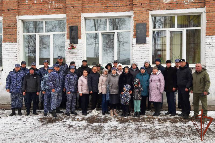 Мемориальную доску в честь погибшего во время СВО росгвардейца открыли в Бурятии
