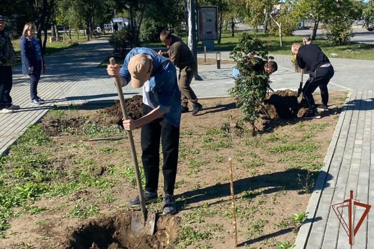 Росгвардейцы приняли участие в закладке аллеи памяти в Алтайском крае