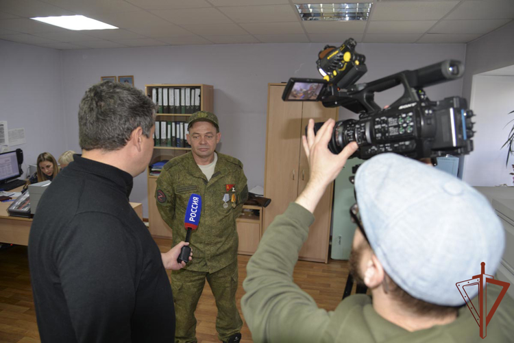 На Ямале Росгвардия оказывает содействие владельцам оружия в его передаче в зону СВО (видео)