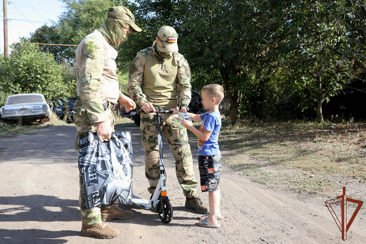 Военнослужащие Росгвардии в Луганской Народной Республике навестили семью пострадавшего в ДТП ребенка (видео)