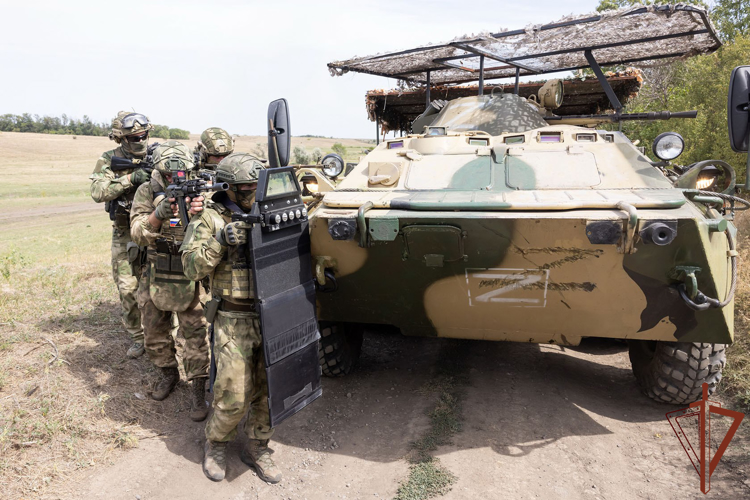 Спецназовцы Росгвардии, участвующие в специальной военной операции, совершенствуют боевые навыки с использованием БПЛА (видео)