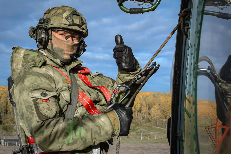 Военнослужащие Северо-Западного округа Росгвардии отработали беспарашютное десантирование (видео)