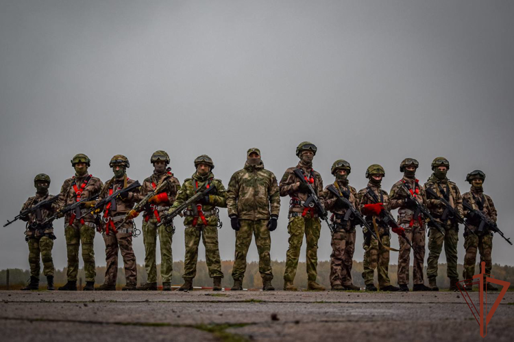 Военнослужащие Северо-Западного округа Росгвардии отработали беспарашютное десантирование (видео)