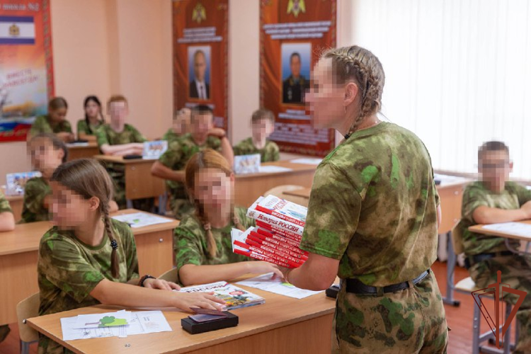 Росгвардия поздравила учителей профильных классов в школах Запорожской и Херсонской областей (видео)