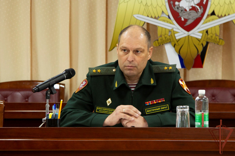 В Восточном округе Росгвардии проходит сбор с выпускниками высших военных учебных заведений 