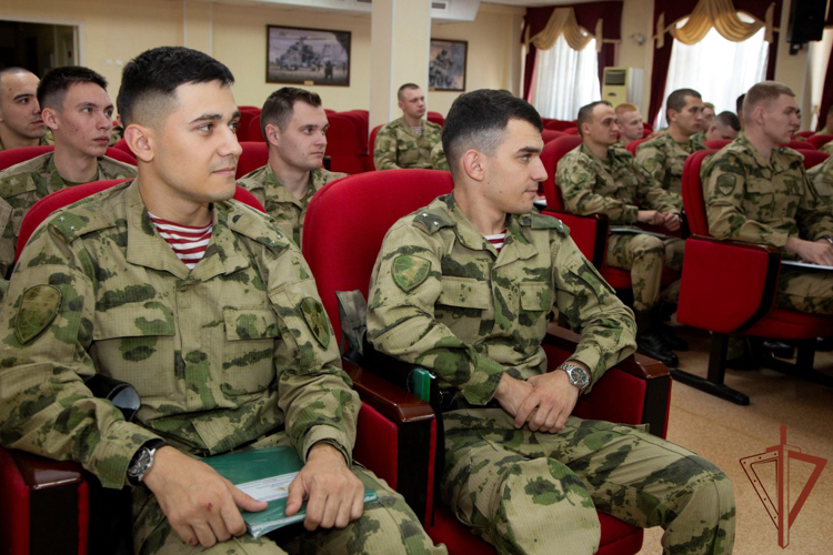 В Восточном округе Росгвардии проходит сбор с выпускниками высших военных учебных заведений 