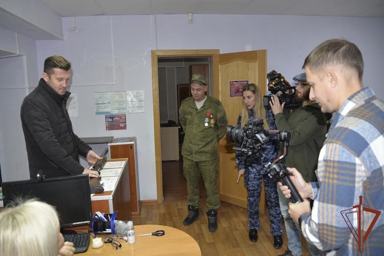 На Ямале Росгвардия оказывает содействие владельцам оружия в его передаче в зону СВО (видео)