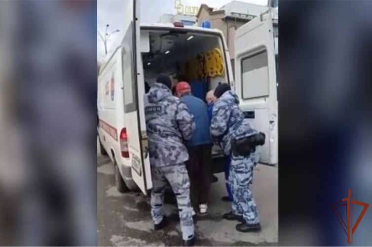 Сотрудники московского ОМОН оказали помощь пострадавшей в ДТП пенсионерке (видео)