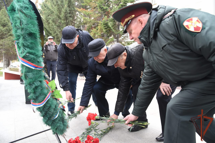 В декаду пожилого человека командующий Сибирским округом Росгвардии поздравил ветеранов войск правопорядка