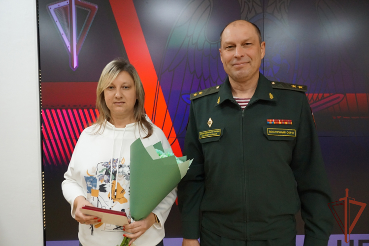 В Хабаровске представители Росгвардии вручили ведомственные награды региональным журналистам 