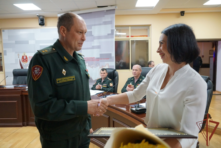В Хабаровске представители Росгвардии вручили ведомственные награды региональным журналистам 