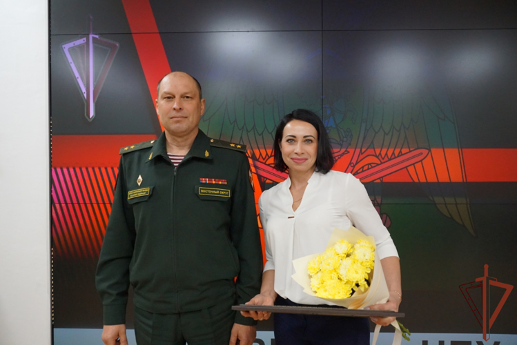 В Хабаровске представители Росгвардии вручили ведомственные награды региональным журналистам 