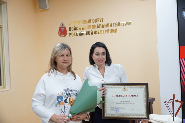 В Хабаровске представители Росгвардии вручили ведомственные награды региональным журналистам 