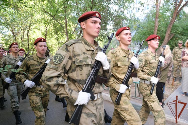 Росгвардейцы провели парад у дома ветерана Великой Отечественной войны в Астрахани 