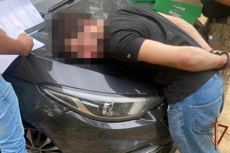 В Краснодарском лесопарке сотрудники Росгвардии задержали подозреваемых в покушении на сбыт наркотика в особо крупном размере (видео)