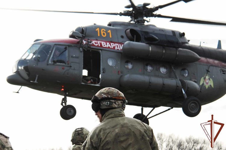 В Кемерове СОБР «Символ» Росгвардии отработал беспарашютное десантирование с борта вертолёта